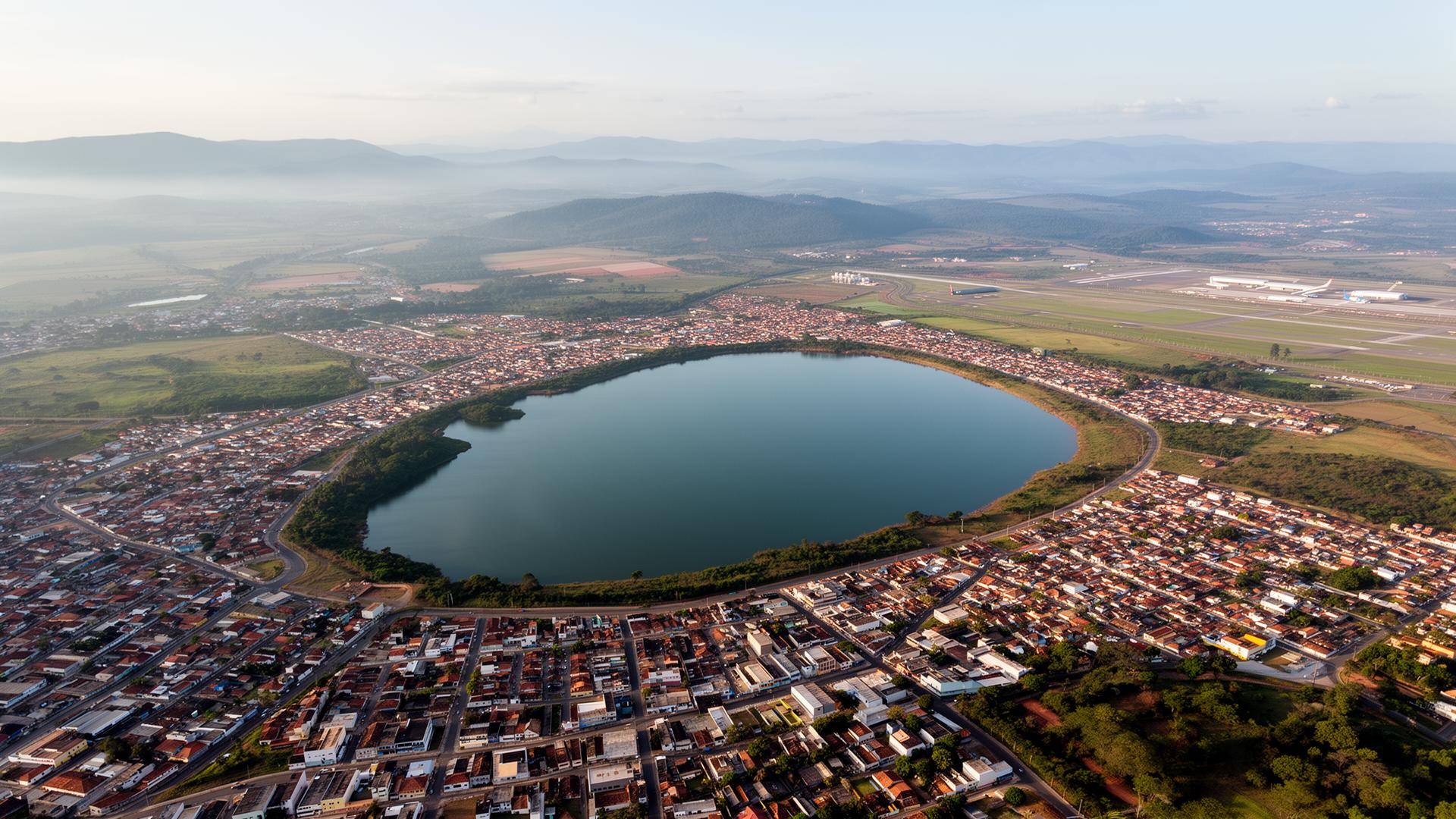 Vista aérea de Lagoa Santa com o Aeroporto de Confins ao fundo